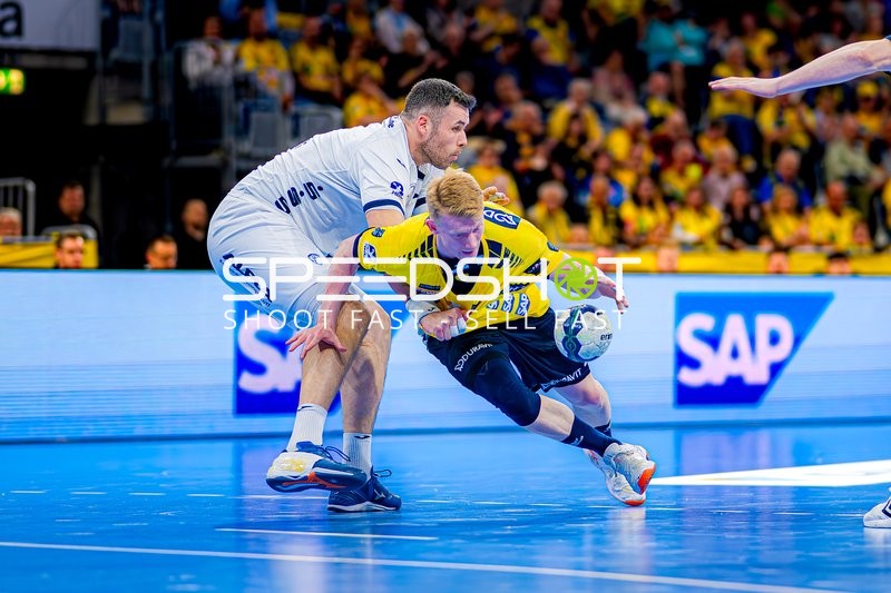 Zweikampf im Handballspiel
