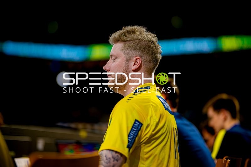 Spieler wartet am Spielfeldrand