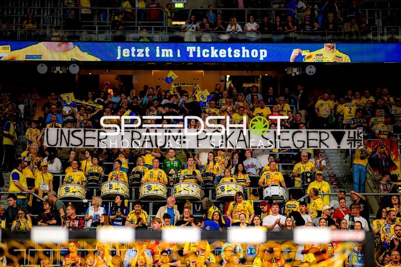 Rhein-Neckar Löwen Fans mit Pokalsieger-Banner