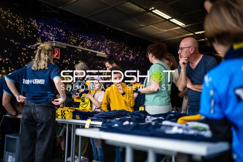 Fans am Merchandise-Stand