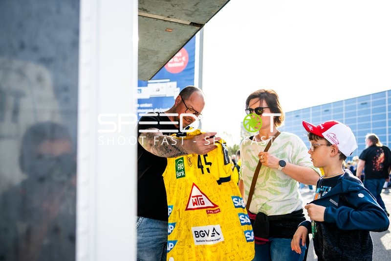 Fan zeigt Rhein-Neckar Löwen Trikot