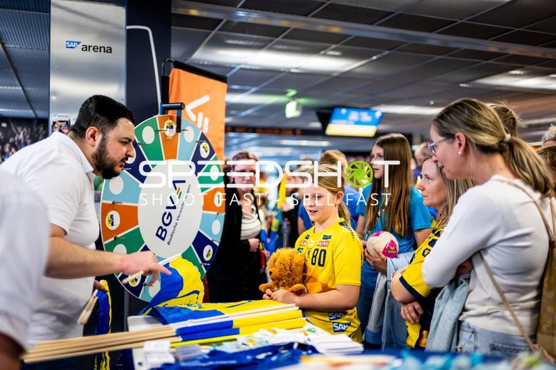 Fans interagieren am Glücksrad-Stand