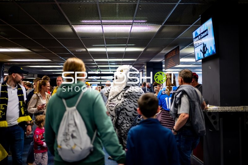 Fans und Maskottchen vor dem Spiel