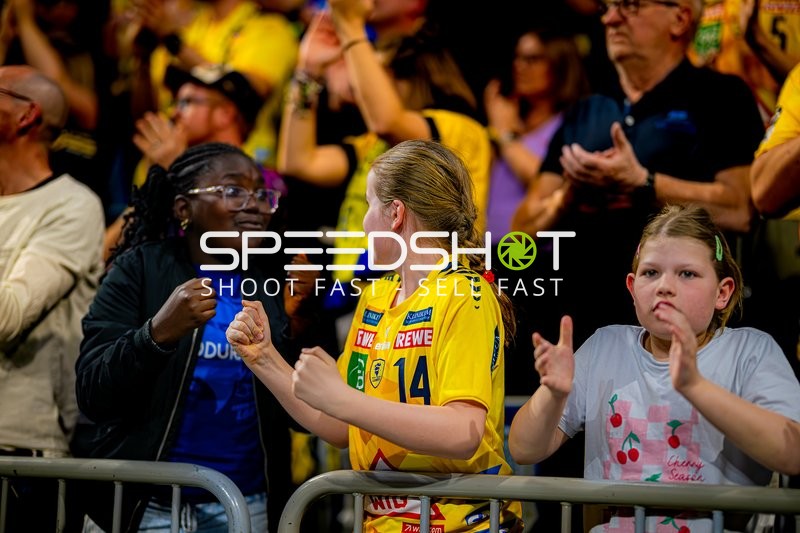 Fans jubeln während des Spiels