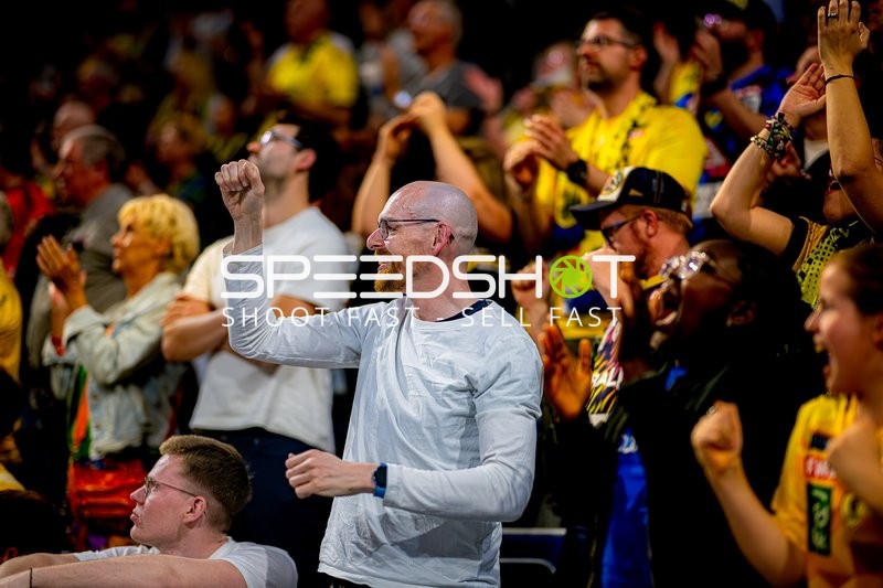 Fans jubeln während des Handballspiels