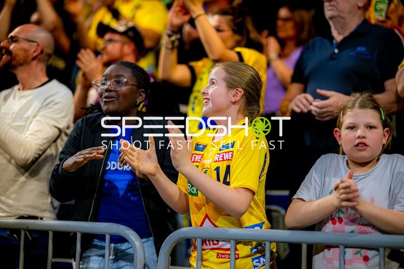 Fans applaudieren begeistert