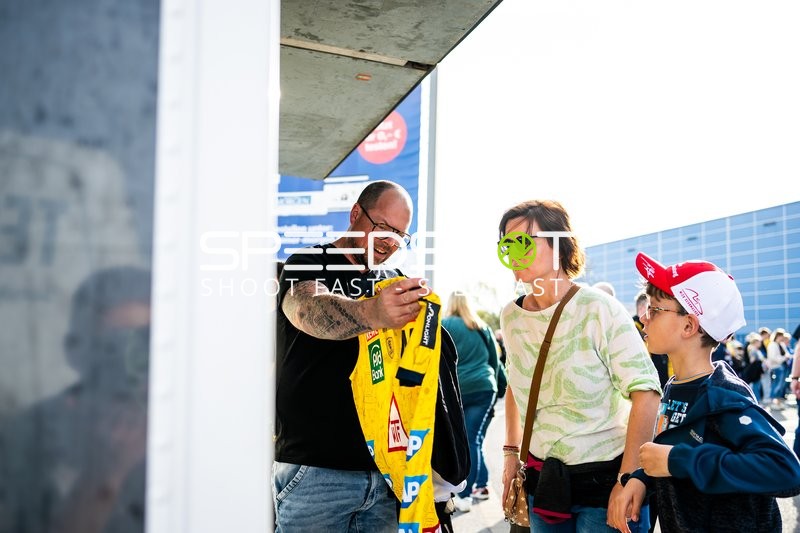 Fans im Austausch vor dem Spiel