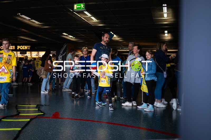 Fans warten gespannt auf den Spielbeginn