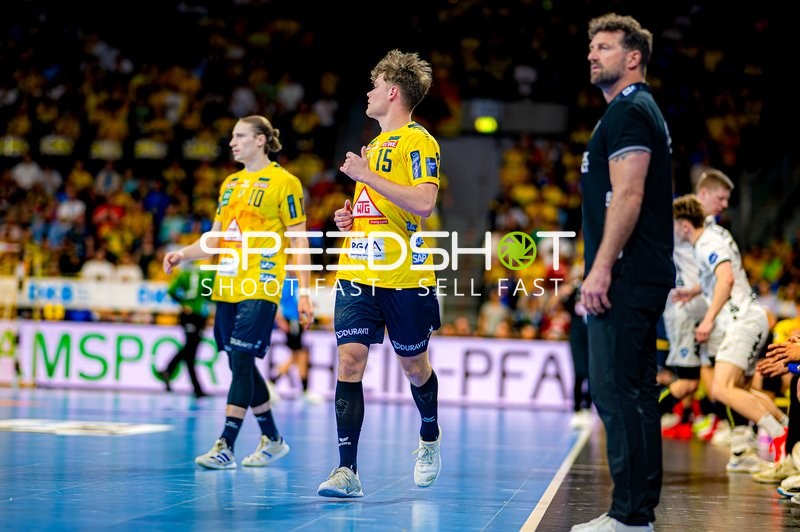 Spieler betreten das Spielfeld