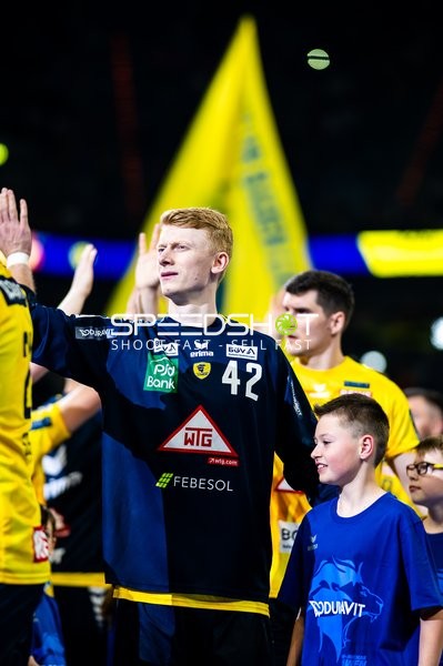 Spieler begrüßt Fan mit Highfive