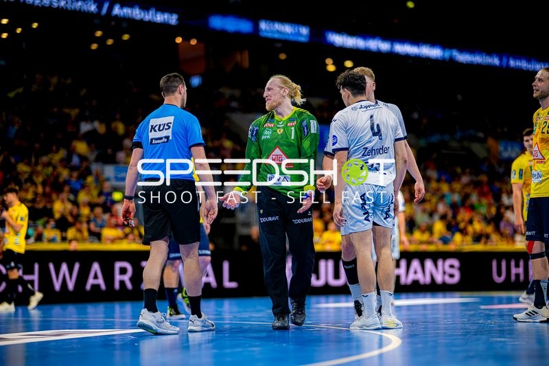 Diskussion zwischen Schiedsrichter und Spielern