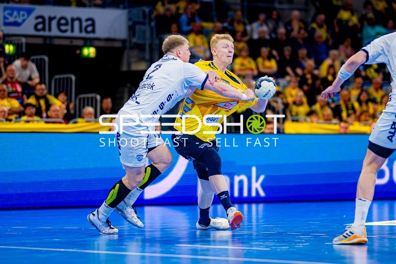 Intensiver Zweikampf zwischen den Mannschaften