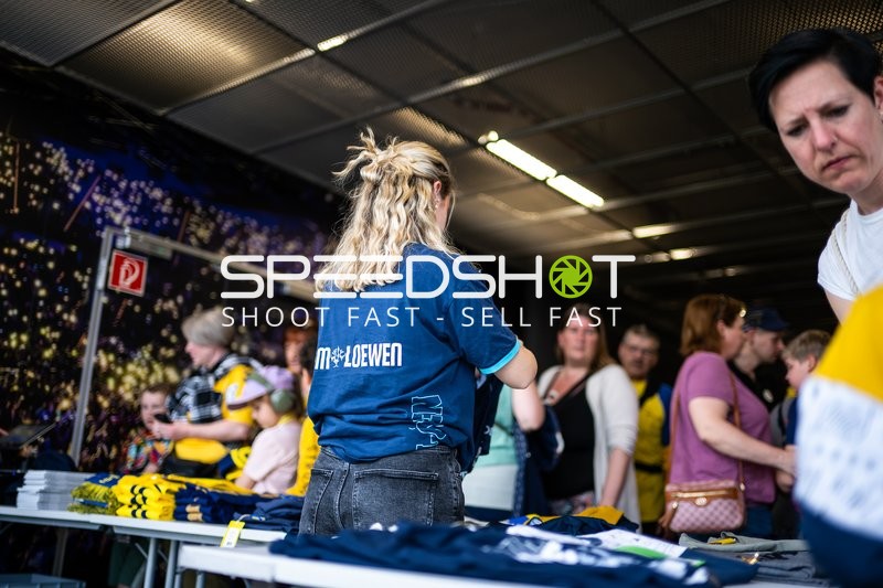 Verkauf von Fanartikeln vor dem Spiel