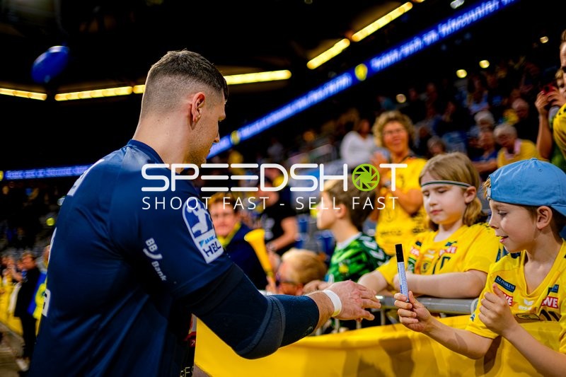 Spieler gibt Autogramme