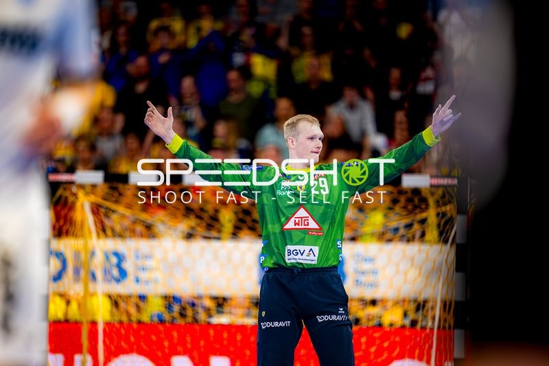 Torwart verteidigt eindrucksvoll