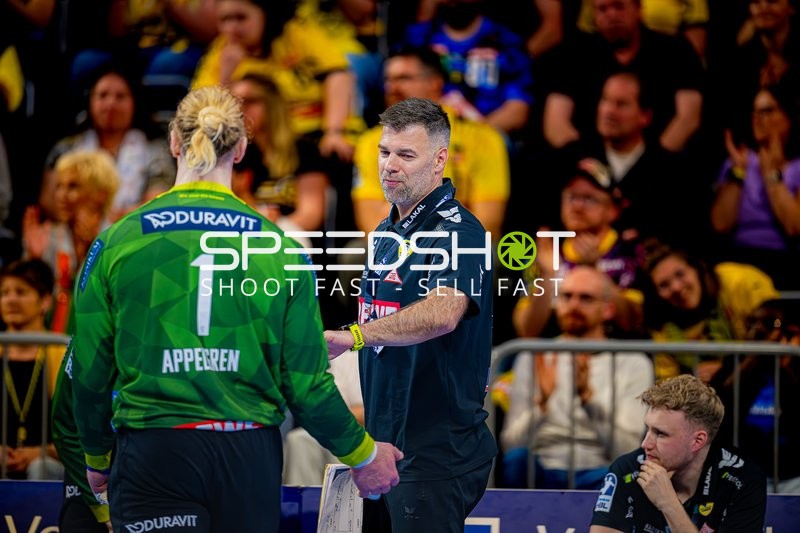 Trainer gibt Anweisungen