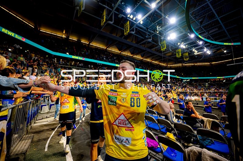 Spieler der Rhein Neckar Löwen jubelt mit Fans