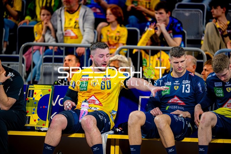 Spieler sitzen auf der Bank während der Pause