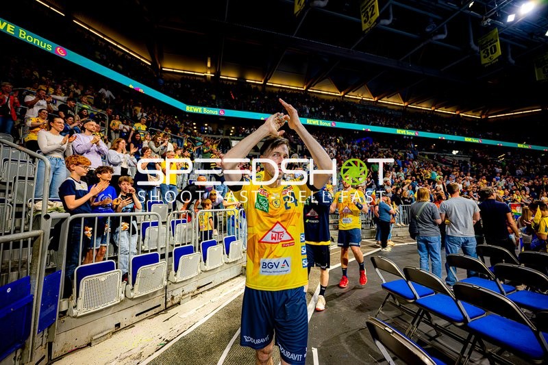 Spieler der Löwen spendet Applaus