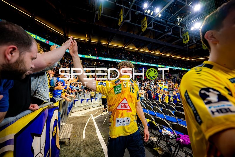 Spieler High Five mit Fan