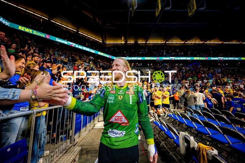 Rhein-Neckar Löwen Spieler jubelt mit Fans