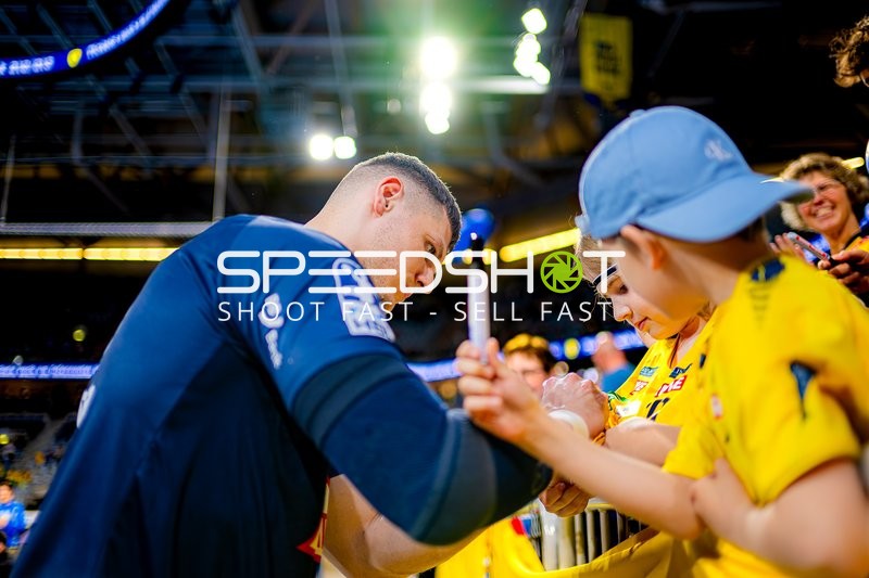 Spieler signiert Autogramm für Fans