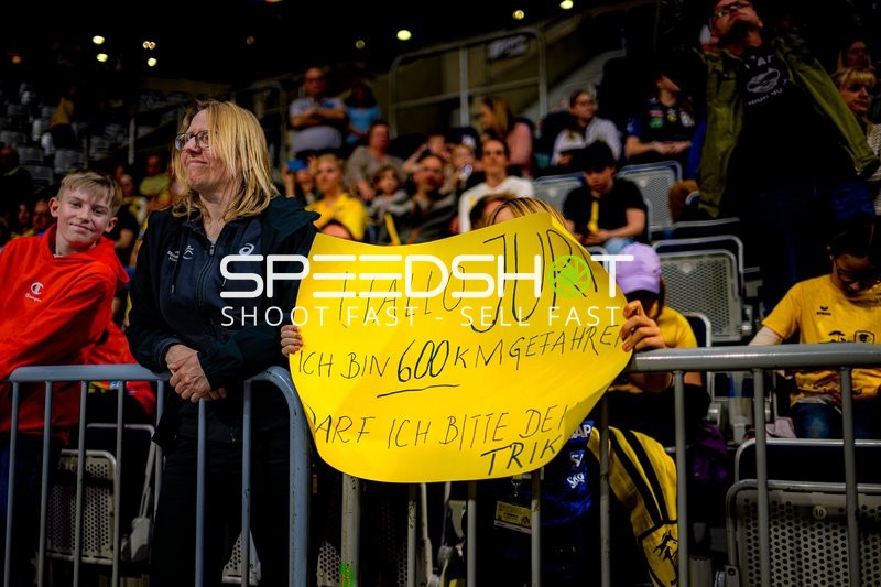 Zuschauer begeistert mit persönlichem Plakat