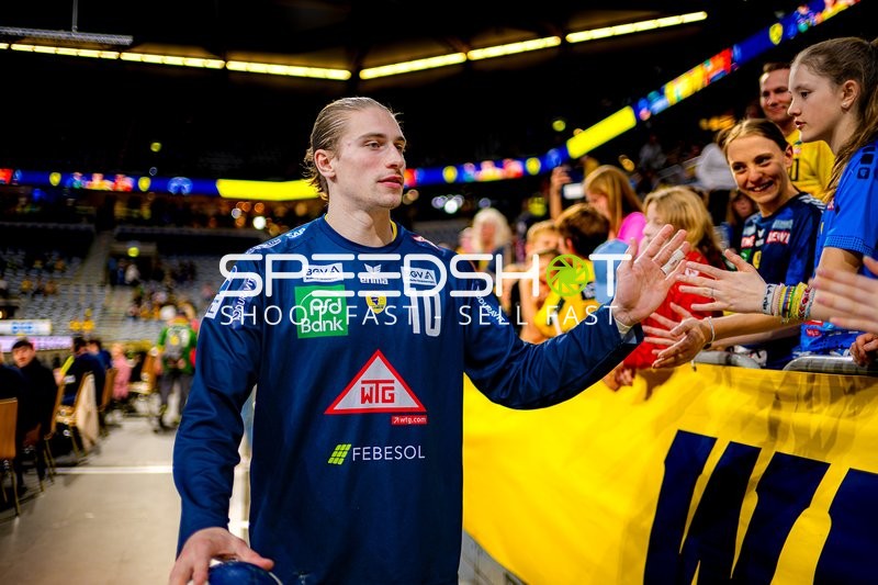 Spieler gibt Fans ein High-Five