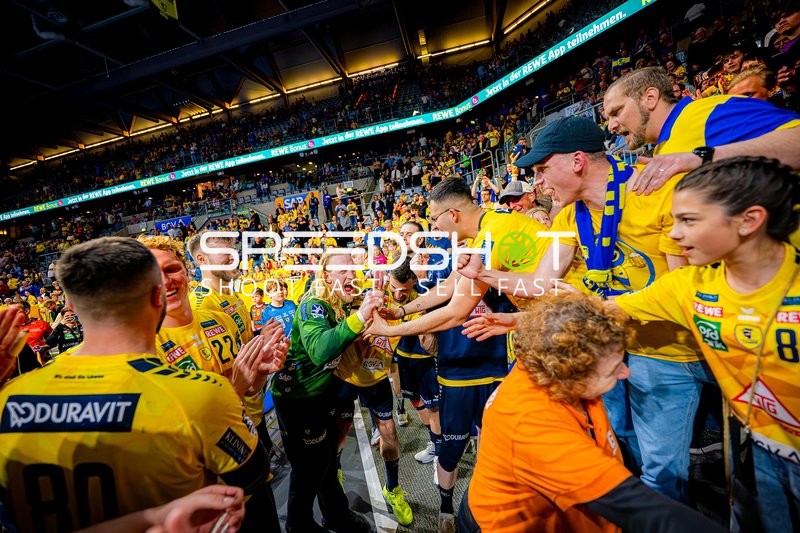 Jubel der Rhein-Neckar Löwen-Spieler mit Fans