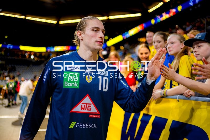 Spieler der Rhein-Neckar Löwen gibt High-Fives an Fans