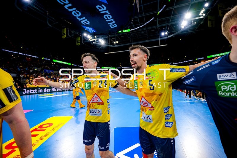 Rhein-Neckar Löwen feiern auf dem Spielfeld