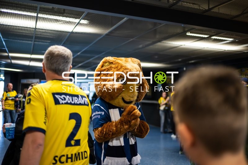 Maskottchen Interaktion mit Fans