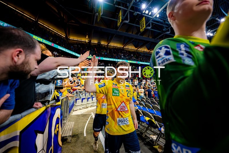 Jubel der Rhein-Neckar Löwen-Spieler mit Fans