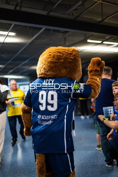 Maskottchen in Aktion vor dem Spiel