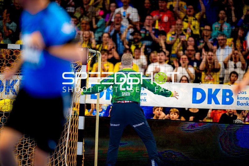 Torwart vor enthusiastischem Publikum