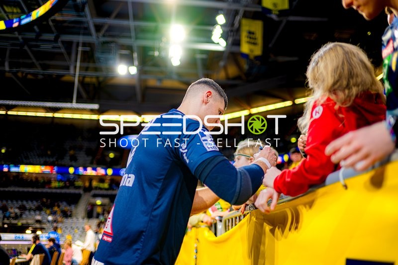 Autogrammstunde vor Handballspiel