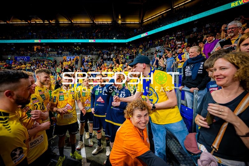 Jubelnde Begegnung zwischen Spielern und Fans