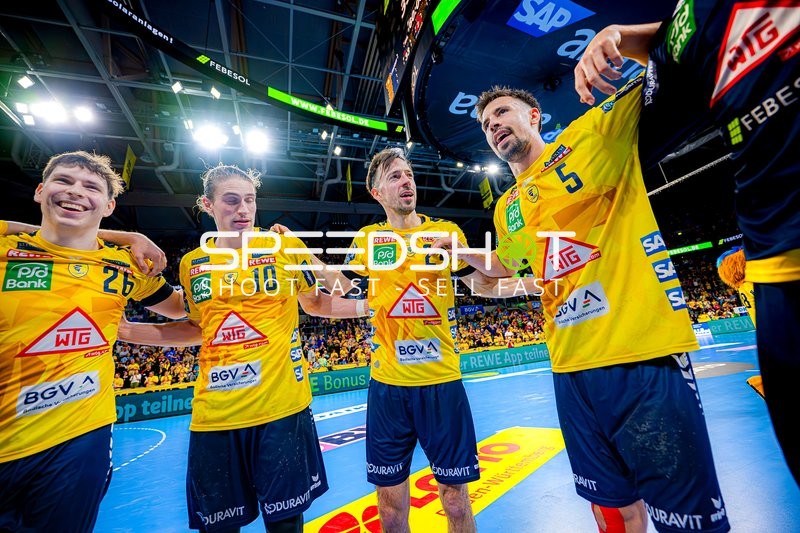 Spieler der Rhein-Neckar Löwen feiern.