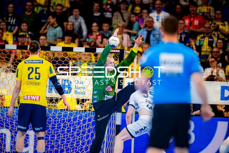 Toraktion vor gefüllten Rängen in Mannheim