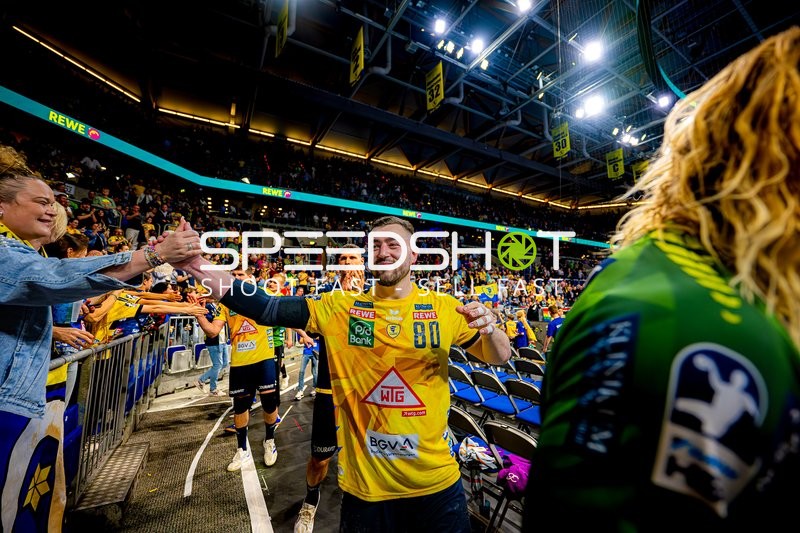 Nummer 80 der Rhein-Neckar Löwen jubelt mit Fans
