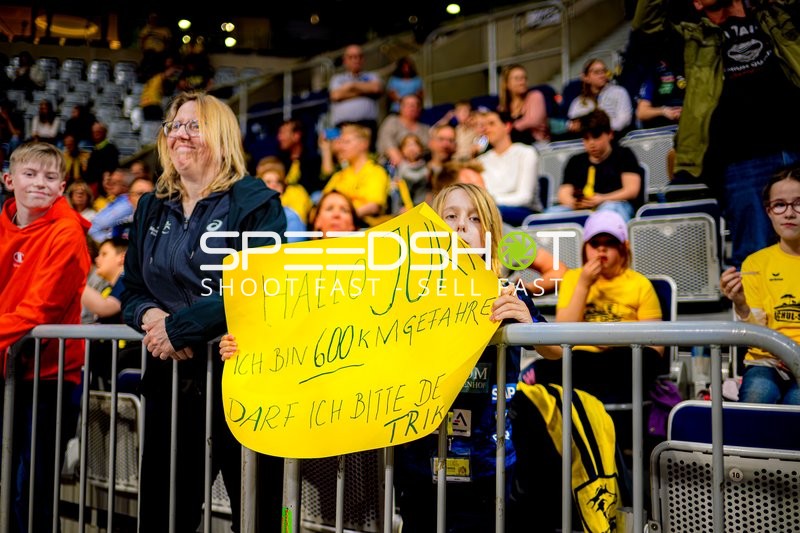 Zuschauer unterstützen Rhein-Neckar Löwen mit Plakat