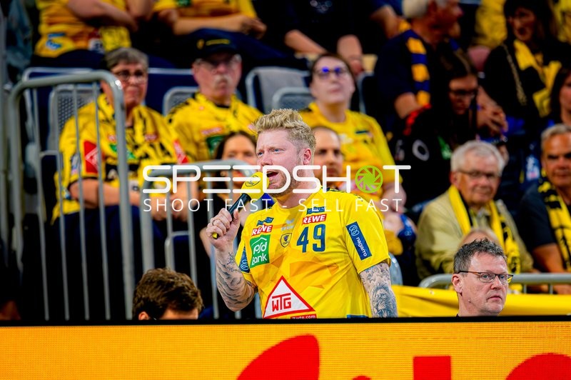 Fan präsentiert sich auf der Tribüne