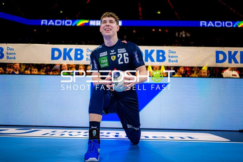 Spieler kniet mit Ball