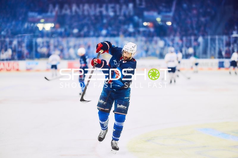 Matthias Plachta mit einem Schuss für Adler Mannheim