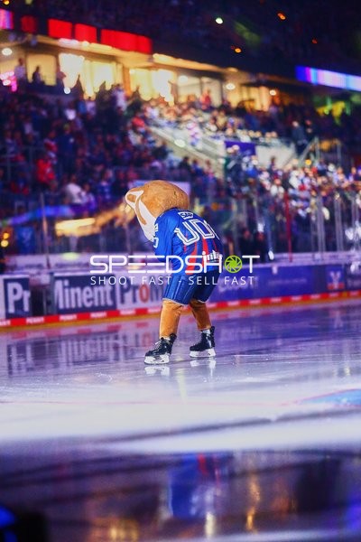 Unterhaltung durch Maskottchen auf dem Eis