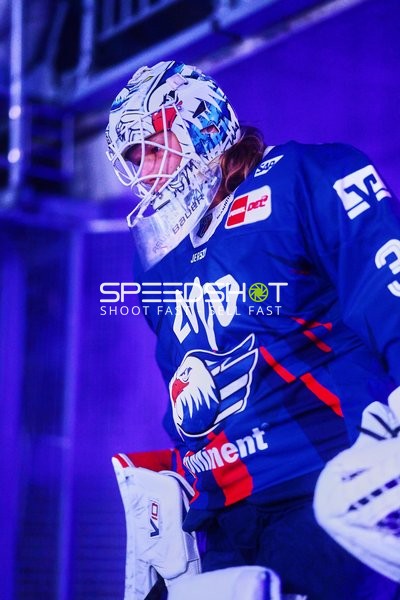 Torwart der Adler Mannheim beim Einlauf