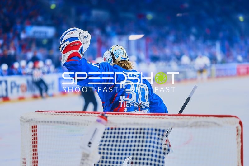 Arno Tiefensee jubelt auf dem Eis