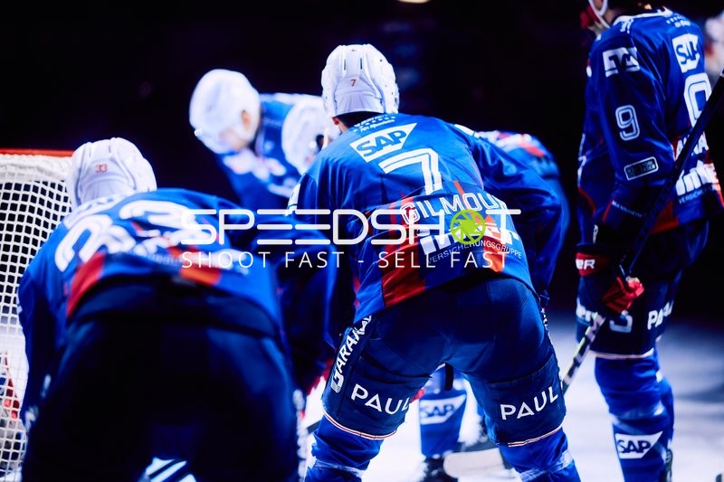 Adler Mannheim beim Aufwärmen vor dem Spiel