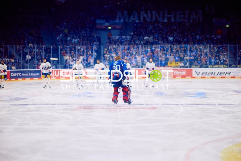 Arno Tiefensee vor Spielbeginn auf dem Eis