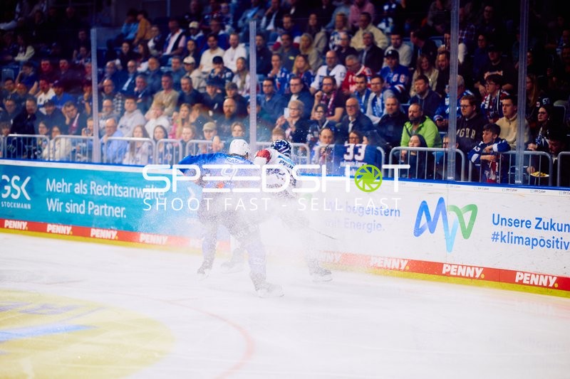 Körperkontakt bei Adler Mannheim gegen Eisbären Berlin